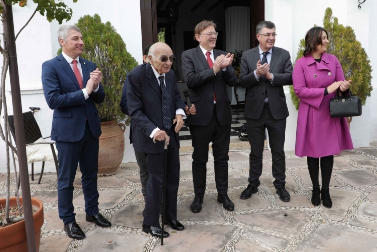 Francisco Brines recibe en Oliva la Alta Distinción de la Generalitat