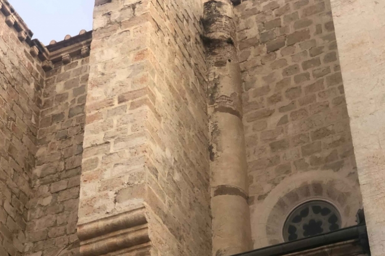 Cascotes de la Colegiata de Gandia se desprenden y el viento derriba árboles