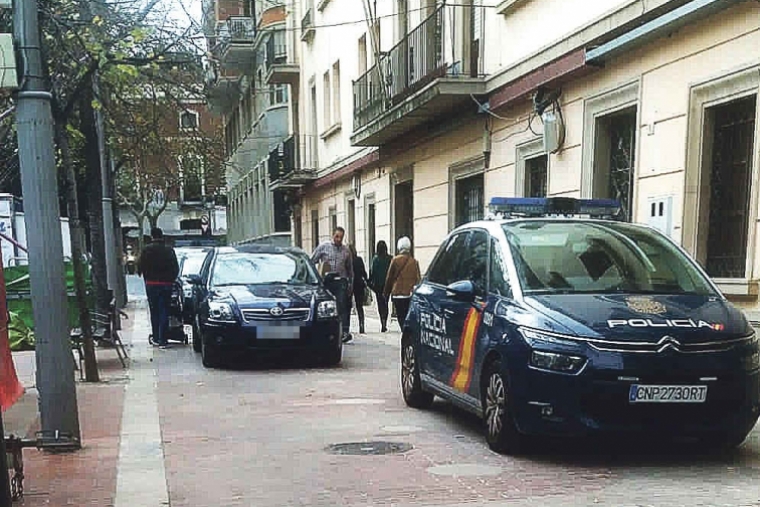 Un hombre con una navaja siembra el caos en la Biblioteca de Gandia