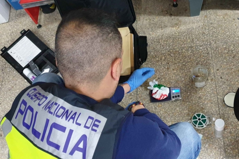 Dos detenidos en Gandia tras interceptar la Policía una entrega de droga