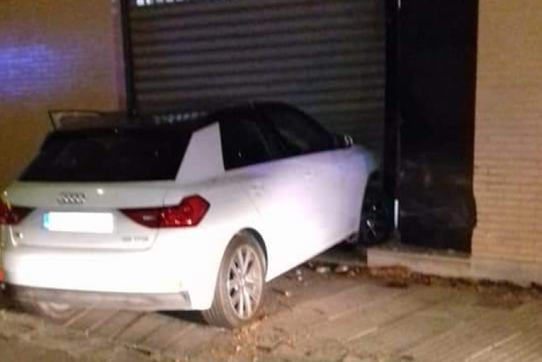 Un coche se empotra contra una vivienda en Benipeixcar-Gandia