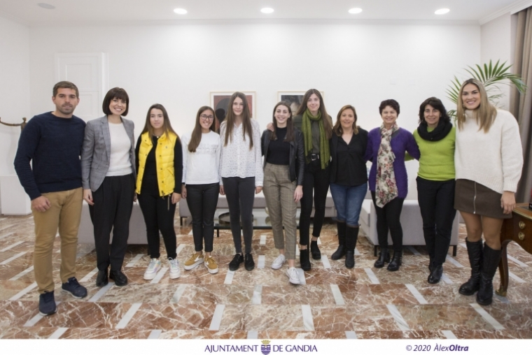 Gandia reconoce los éxitos de las féminas de remo del Real Club Náutico
