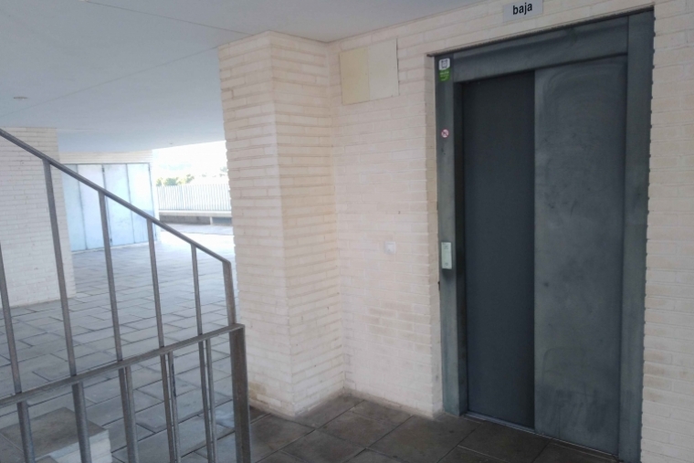 Gandia actúa: una polea rota y el foso inundado en el edificio de Benicanena