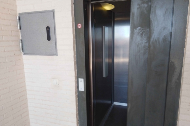 El ascensor del edificio de la vergüenza en Gandia ya funciona tras 65 días