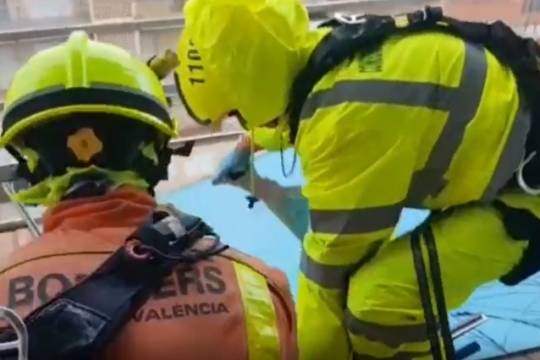 Bomberos, en el séptimo piso de un hotel de la playa de Gandia