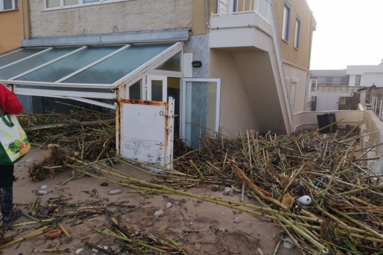 Un vecino de Gandia se queja de no poder entrar a su casa tras Gloria