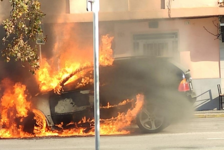 Dos coches incendiados en Gandia, y daños en un ciclomotor y un portal