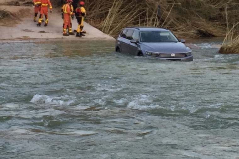 Los Bomberos rescatan a una persona del río Serpis en El Real de Gandia