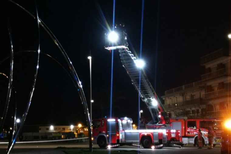 Bomberos y Policía Local revisan la escultura frente al RC Náutico de Gandia