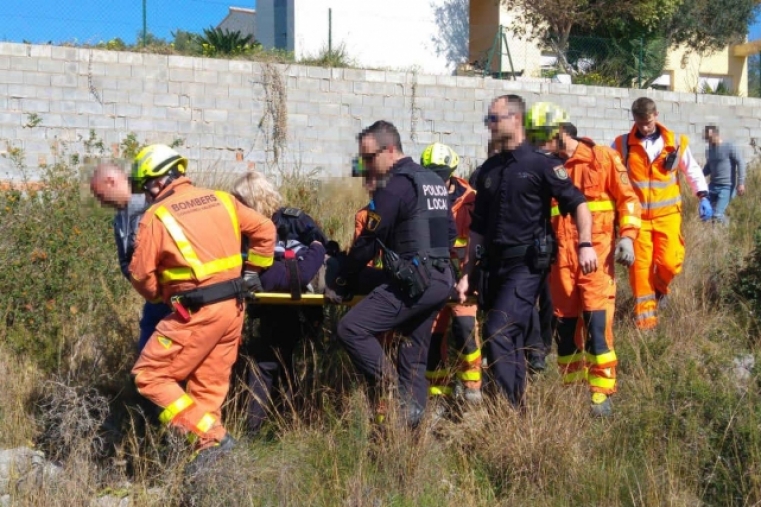 Bomberos, Policía y Sanitarios evacúan a una mujer herida en Gandia