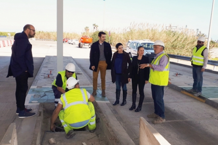 Comienza a desmantelarse la estructura de peaje de la AP7 en Oliva