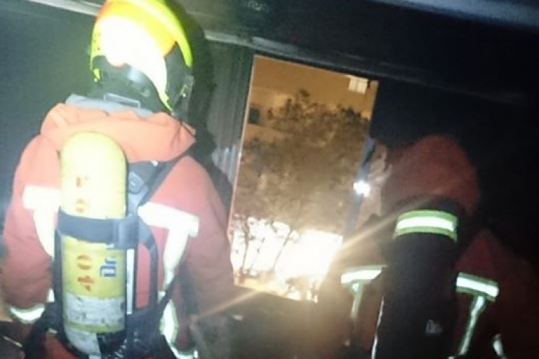 Los Bomberos sofocan un incendio en una vivienda de Tavernes