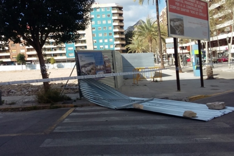 La valla metálica del antiguo Hospital de Gandia hiere a una mujer