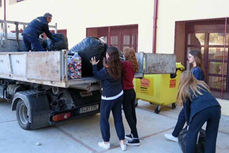 Cómo un plástico lo convierten en comida en la Escola Pia de Gandia
