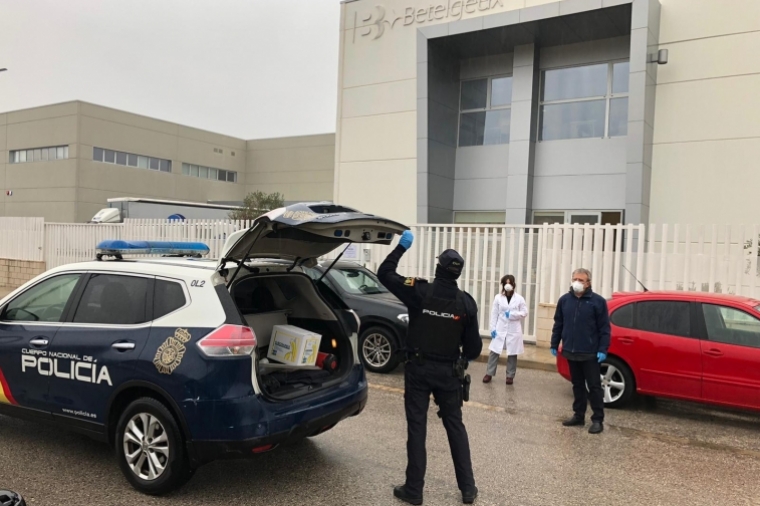 Betelgeux da desinfectante a los agentes de la Policía Nacional en Gandia