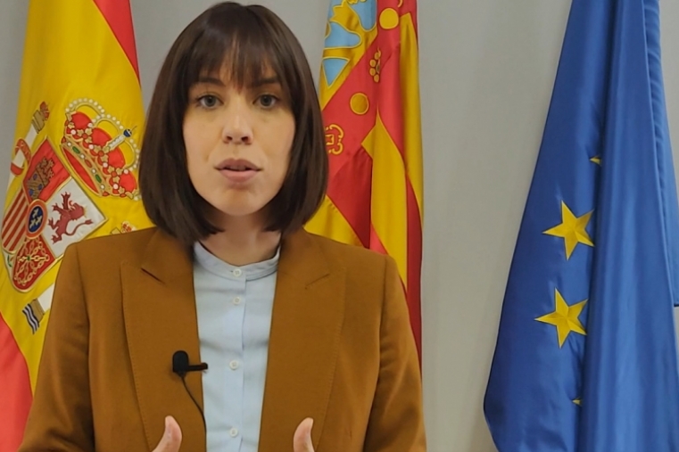 La alcaldesa de Gandia Diana Morant, explica la ayuda que presta el Ejército