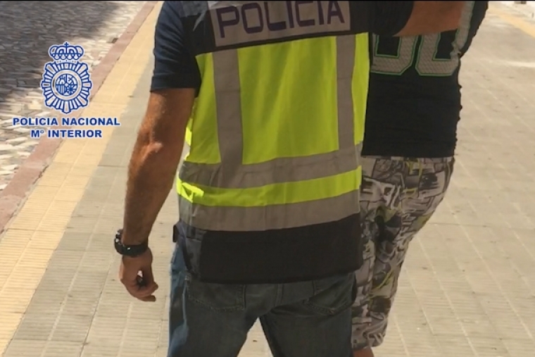 Detenido por vender falsificaciones de camisetas deportivas en Gandia