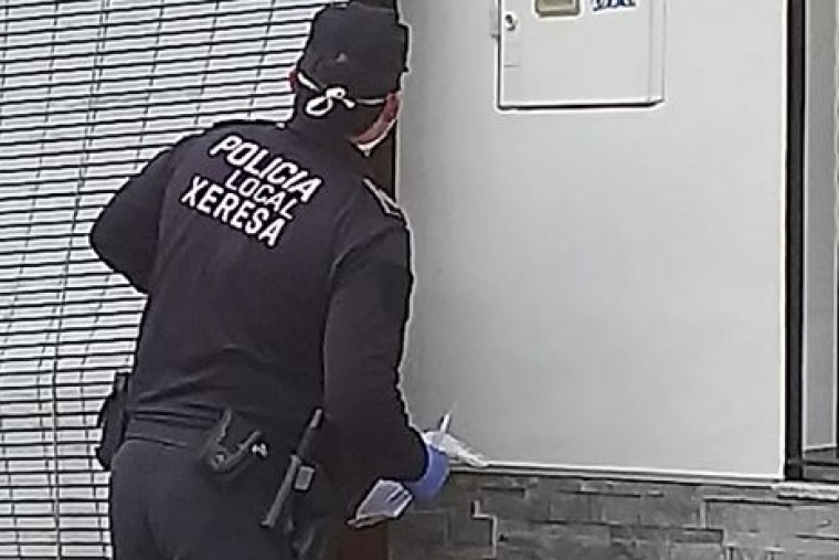Xeresa entrega una mascarilla y guantes en domicilios de mayores de 65 años