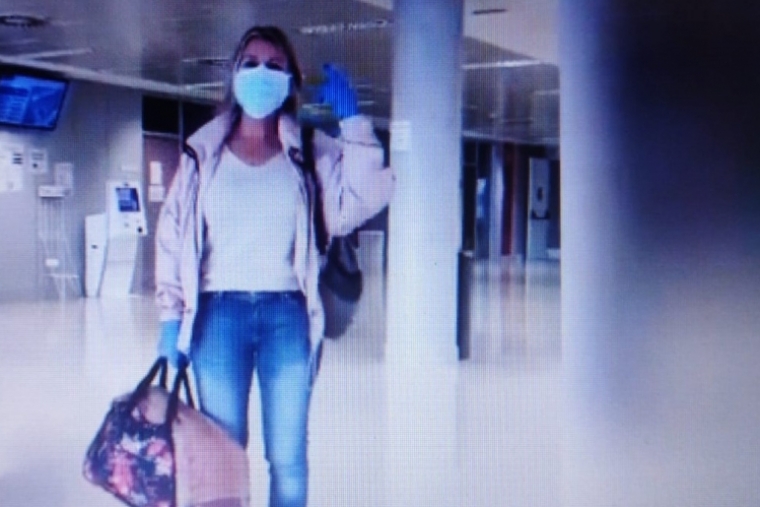 Alegría de una paciente del Hospital de Gandia tras superar el coronavirus