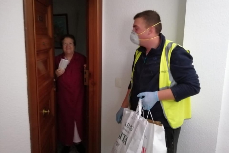El Real de Gandia entrega una mascarilla y guantes a los mayores de 65 años
