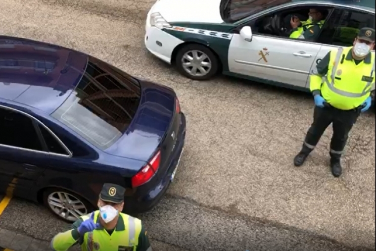 La Guardia Civil visita a un joven con la enfermedad de Wilson en Rafelcofer