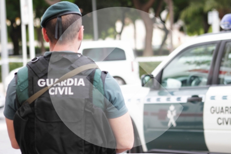Una pareja de franceses se enfrenta a la Guardia Civil en Oliva