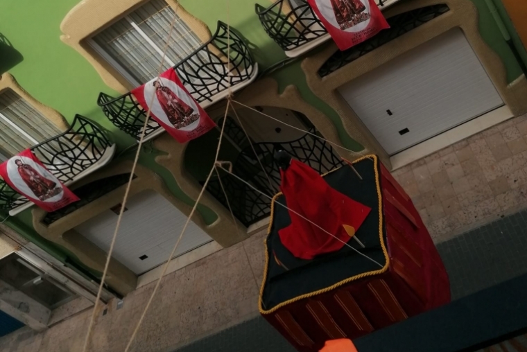 Unos vecinos de El Raval de Gandia celebran el Encuentro Glorioso