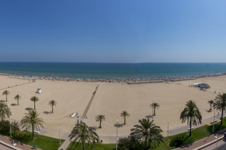 Gandia pide a Costas que no cobre los cánones de los servicios de playa
