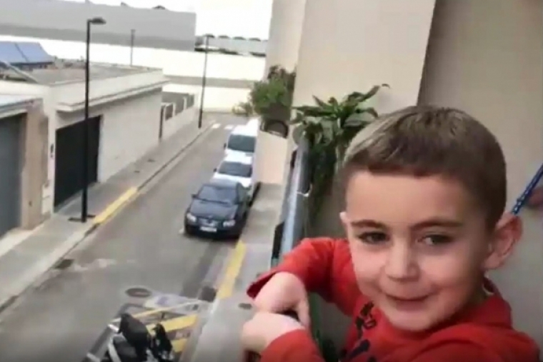 La cara de ilusión de un niño de El Real de Gandia al ver a sus héroes