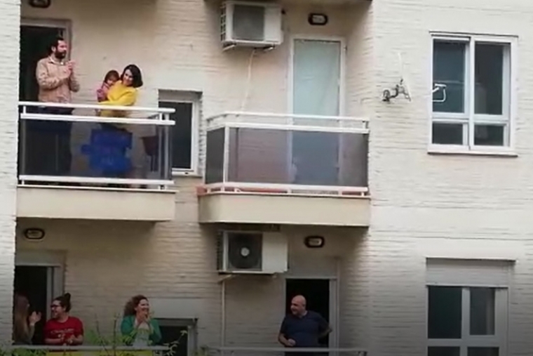 Cuando toda una calle de Gandia felicita a Marta Ribera Ramos
