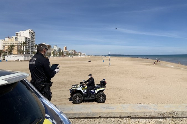 La Policía Local de Gandia vigila la playa y responde a preguntas