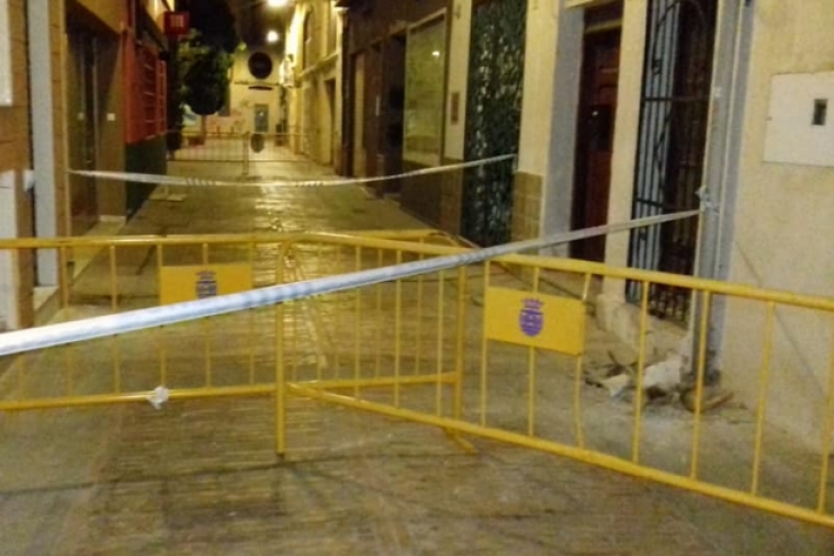 Desprendimientos en la calle Nogueres de Gandia obligan a cortarla