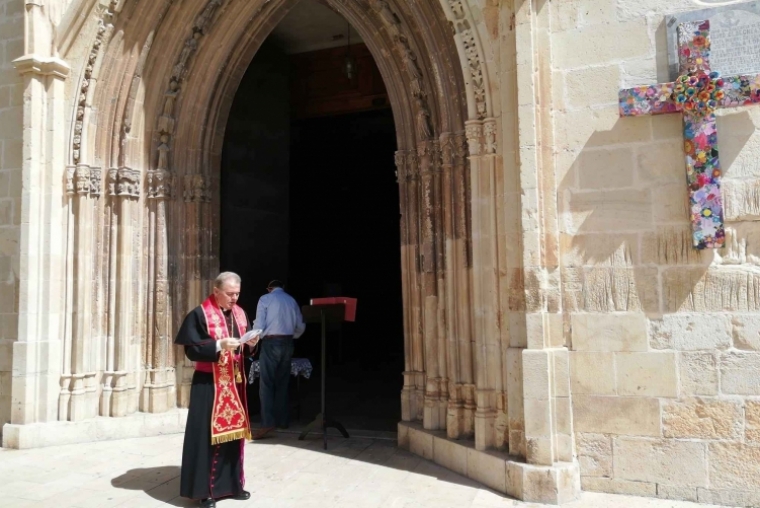 El Abad bendice el término de Gandia y la cruz elaborada por niños cofrades