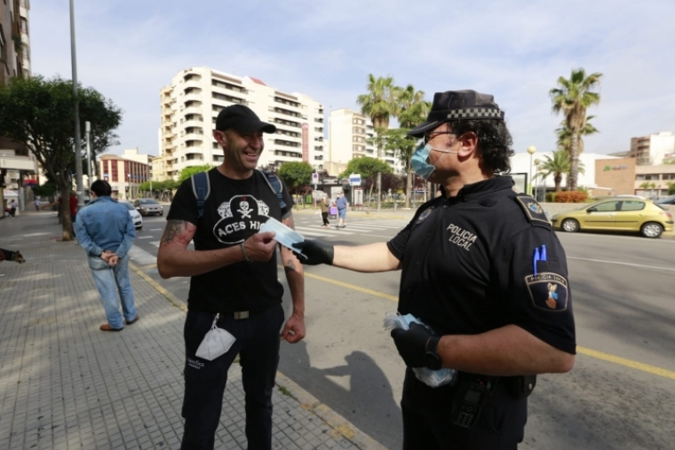 Gandia reparte mascarillas a los usuarios del transporte público