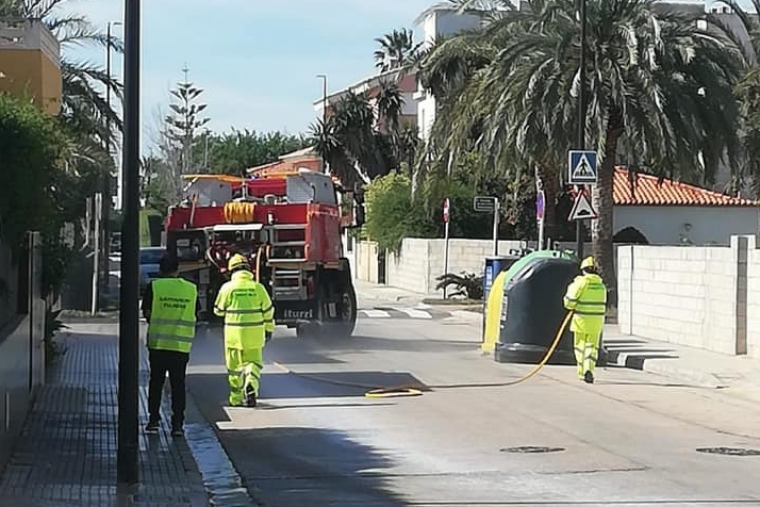 Los Bomberos desinfectan las calles de Palmera