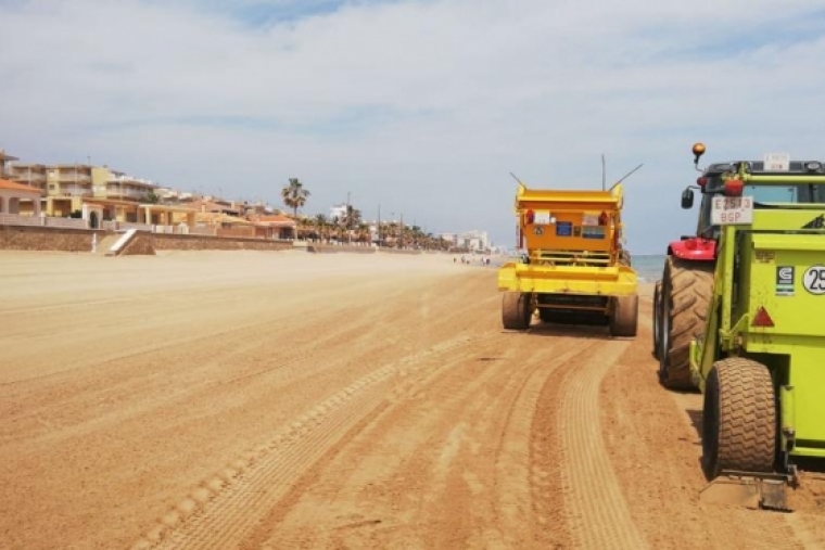 La Diputació de València retoma la campaña de limpieza de playas de la Safor