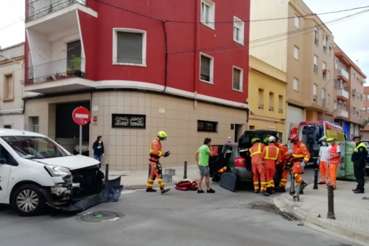 Un herido leve en un choque entre vehículos en Gandia