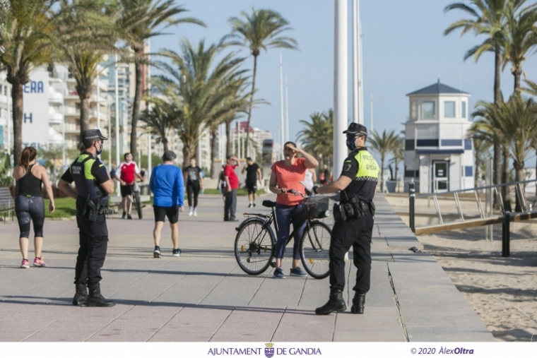 La Policía Local de Gandia impone 124 sanciones durante el fin de semana