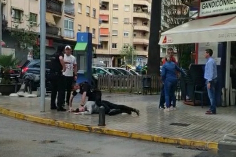 La Policía Nacional reduce a un hombre frente a un bar de Gandia