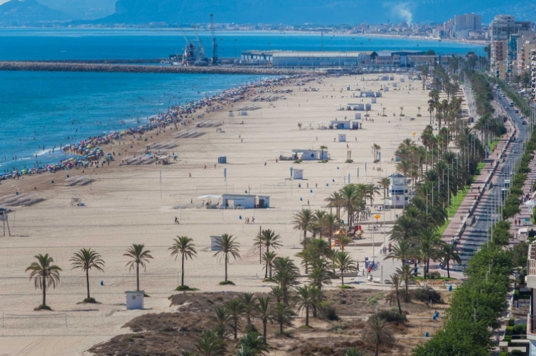 Gandia pretende este verano cerrar al tráfico la primera línea de la playa