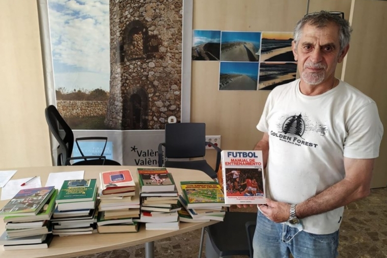 Juan Peiró, El Grauero, dona su biblioteca futbolística al CD Xeraco