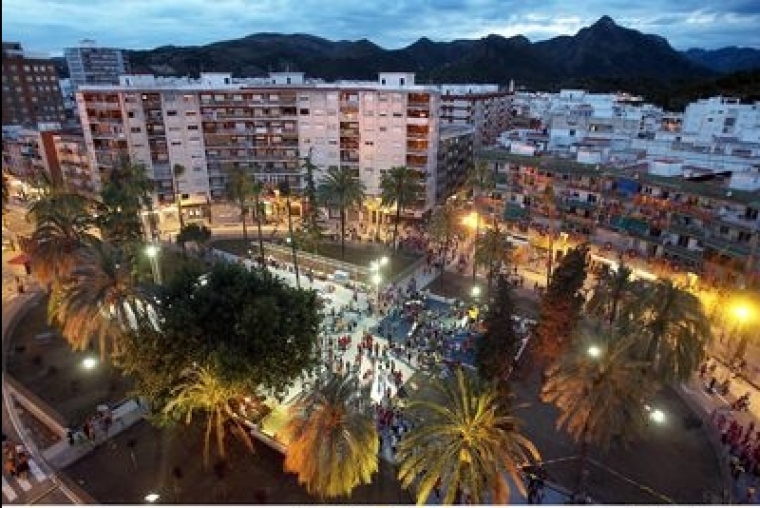 Vecinos de la plaza El.líptica-República Argentina de Gandia, sin fiestas