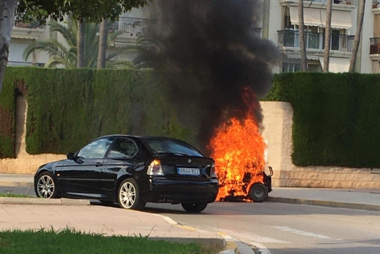 Se incendia una máquina cortacésped en una rotonda en Gandia