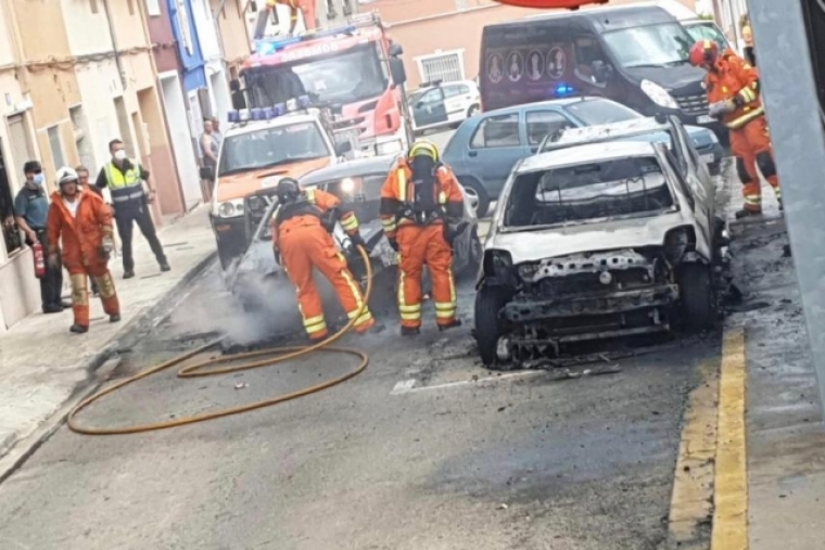 Arden tres vehículos en plena calle en Tavernes de la Valldigna