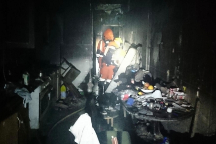 Bomberos de Gandia y Cullera sofocan un incendio en una vivienda en Tavernes