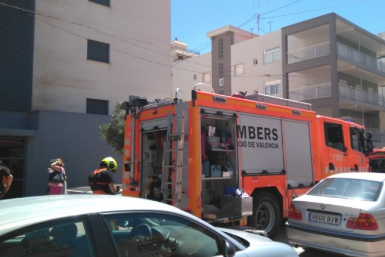 Prende fuego a la vivienda con su ex pareja dentro en la playa de Gandia