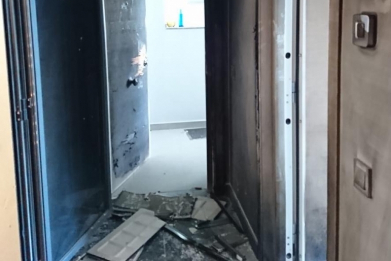 Gandia: Tiró la gasolina nada más abrir el padre y prendió fuego a la puerta