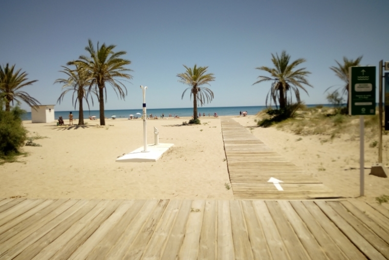 Una fósfora reclama un doble acceso al final de la playa de Gandia