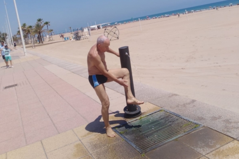 Así no. Así no se combate el virus en la playa de Gandia