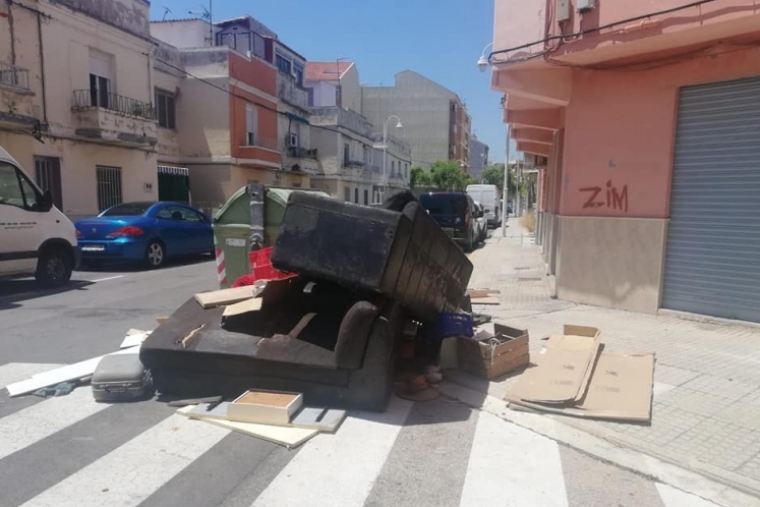 Gandia denuncia a un vecino por vaciar su piso en plena calle del Grau